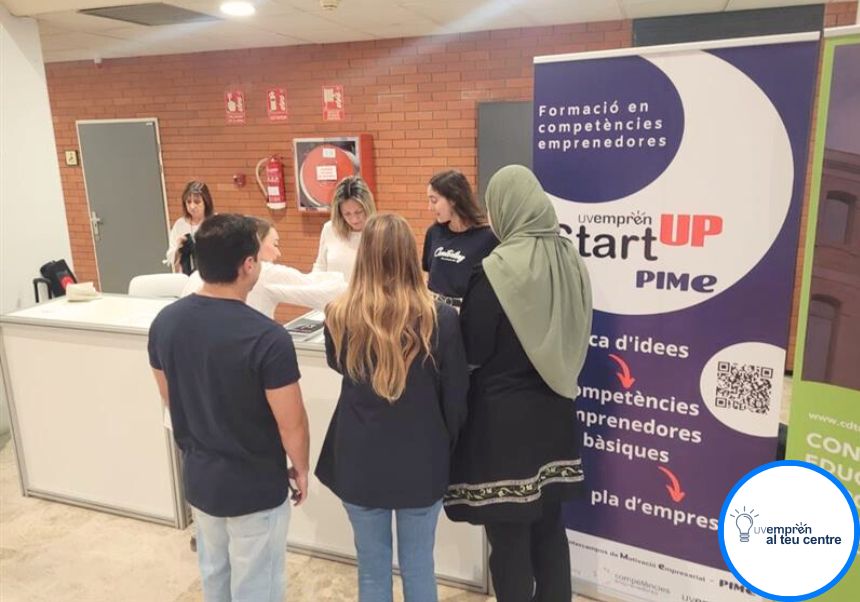 Estudiantes en el stand de UVemprén